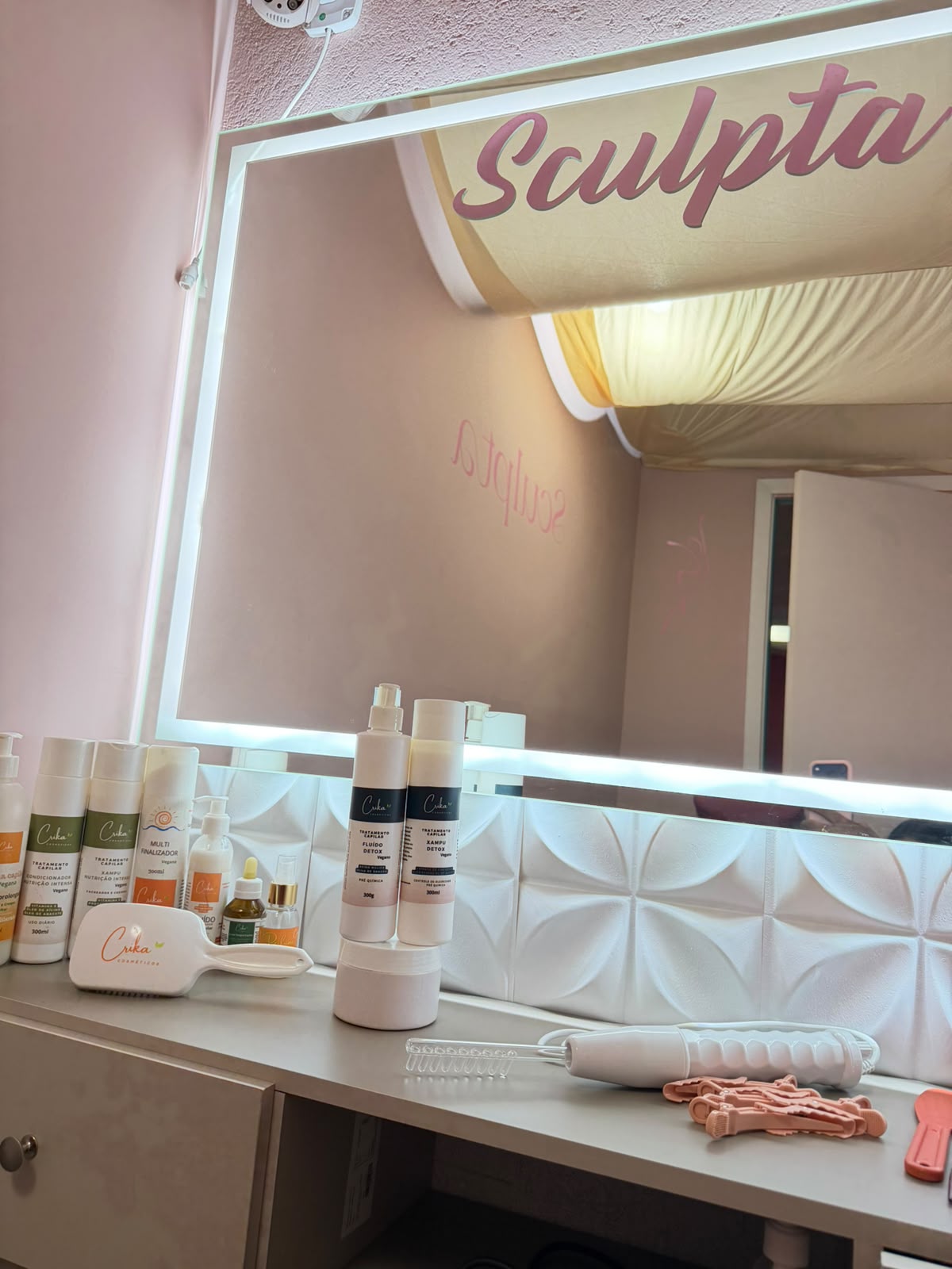 Produtos, pentes e clipes de cabelo no salão pocket do Sculpta Beauty