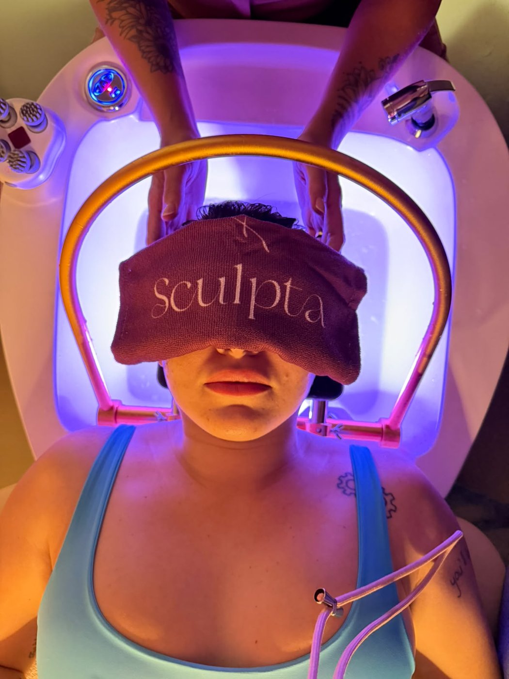 Momento de relaxamento com toalha Sculpta no head spa